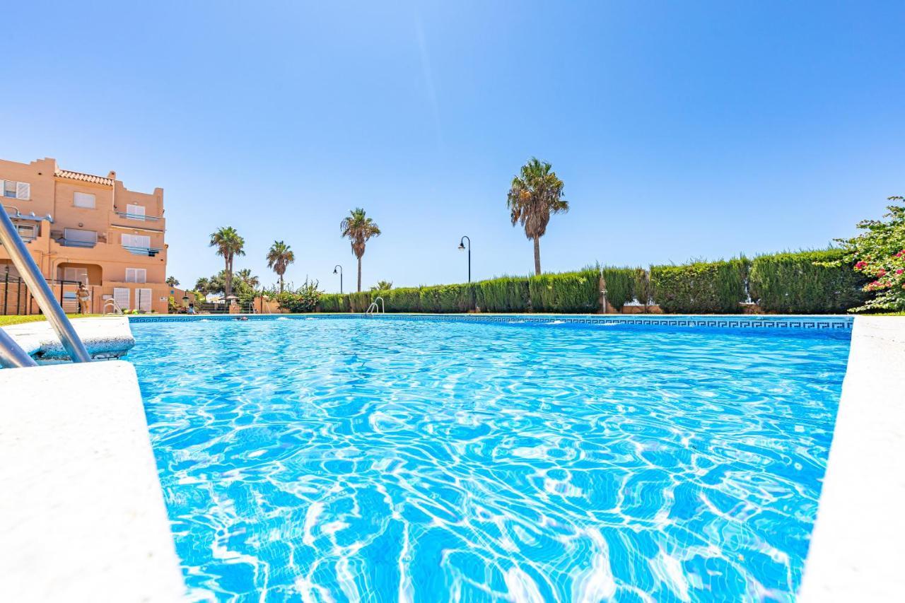 Beachfront, Pool, Terrace & Wifi Apartament